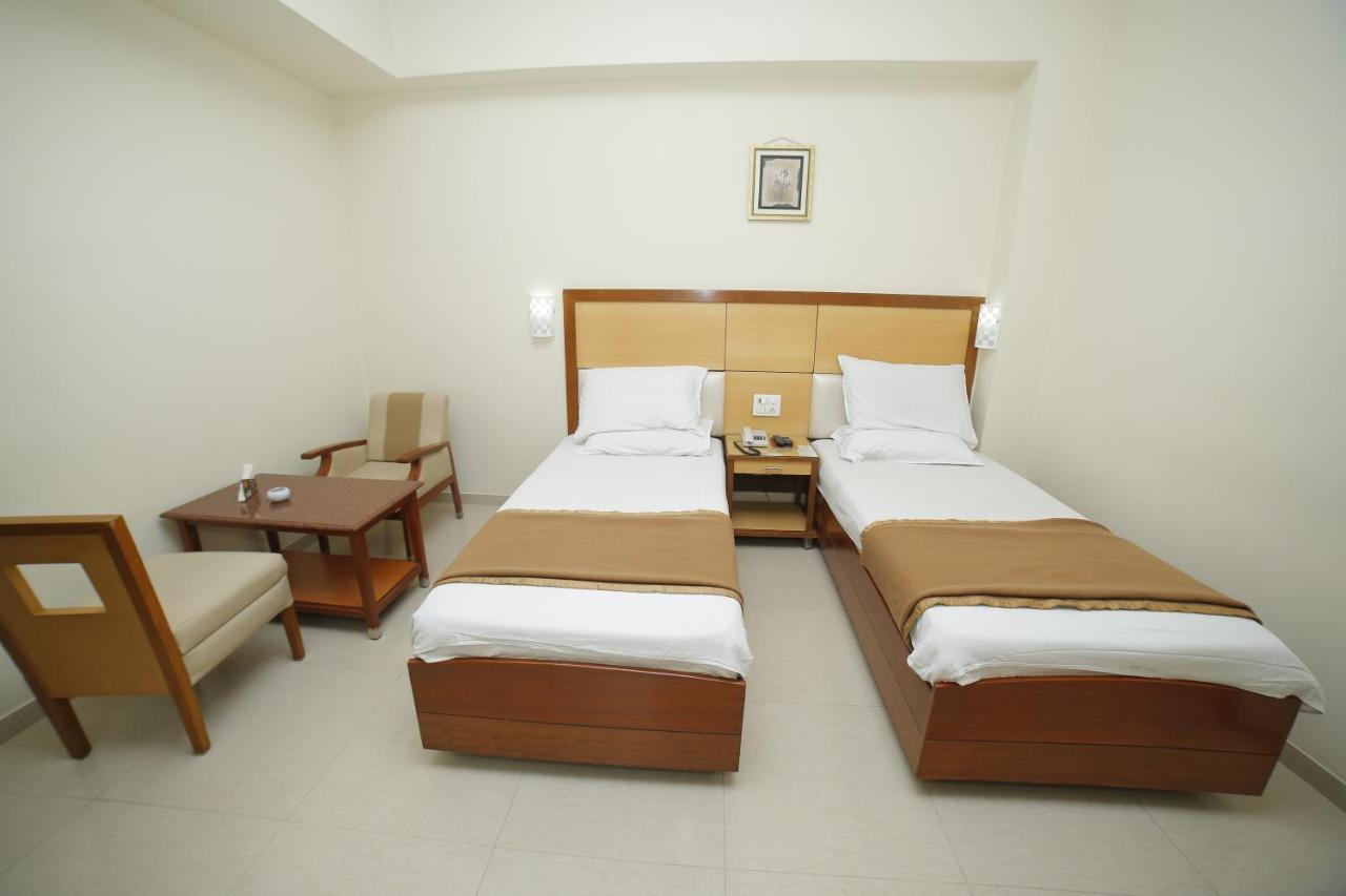 Hotel Jaya Residency Kākināda Zewnętrze zdjęcie